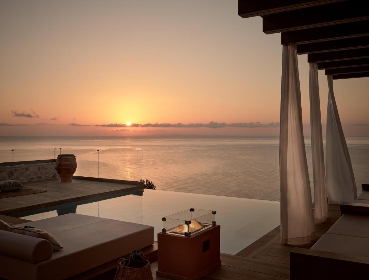 Villa White Springs Retreat à Orthoniaí Extérieur photo