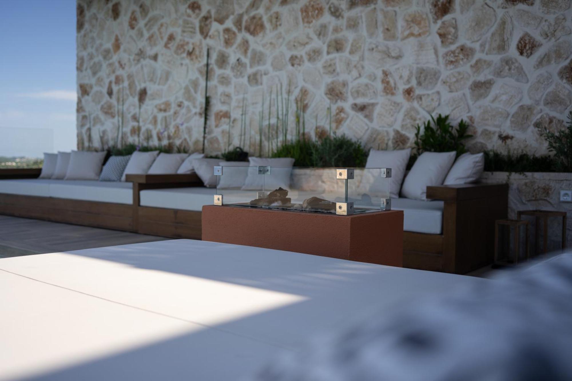 Villa White Springs Retreat à Orthoniaí Extérieur photo